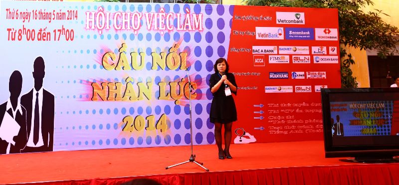Lãnh đạo nhà Trường Phát biểu tại Hội chợ - Trần Gia thực hiện chương trình này
