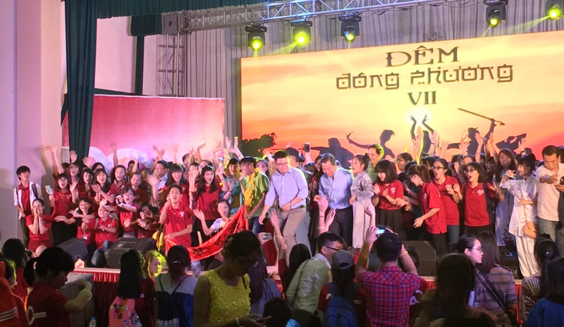 Thầy phó Hiệu trưởng Phạm Quang Minh và thầy Hiếu bí thư đoàn trường lên chung vui cùng ban tổ chức